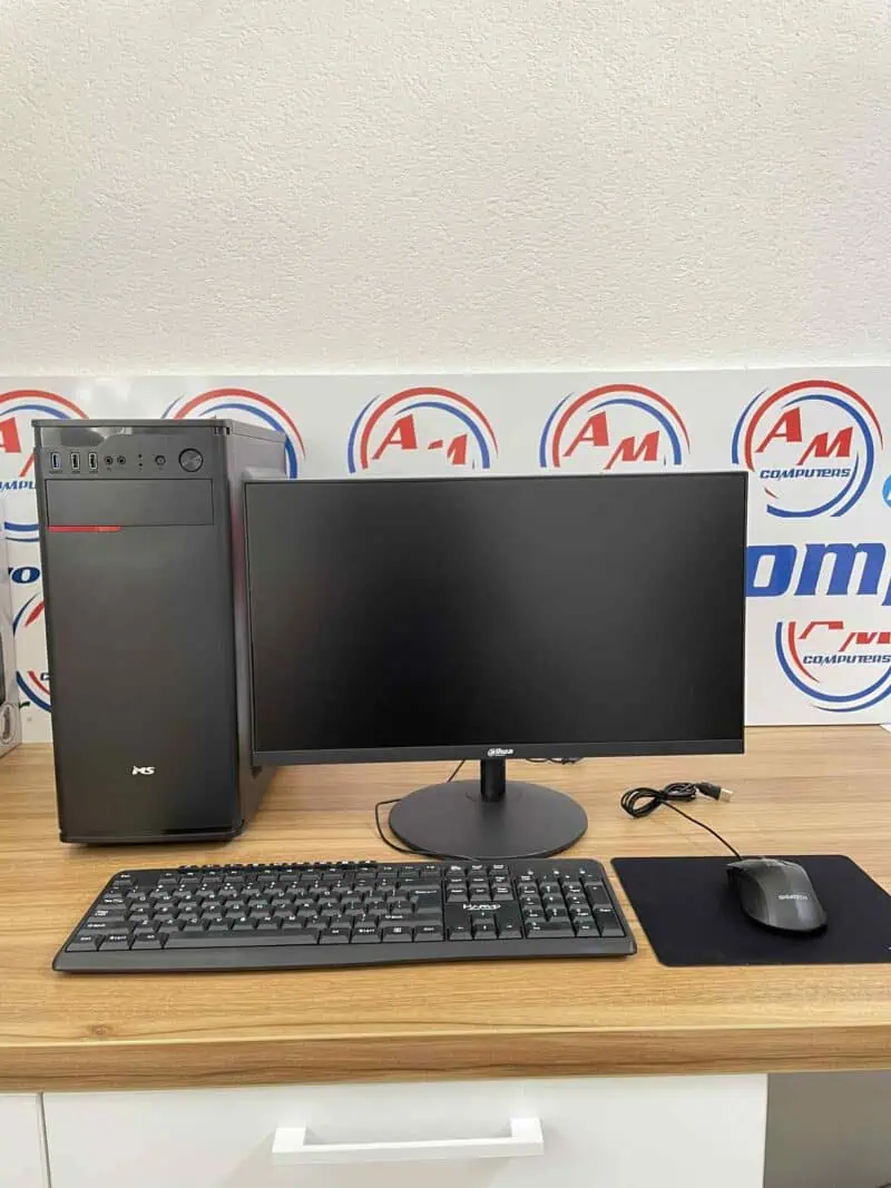 Računar, monitor, tastatura, miš i podloga