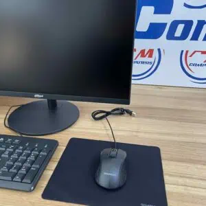 Računar, monitor, tastatura, miš i podloga