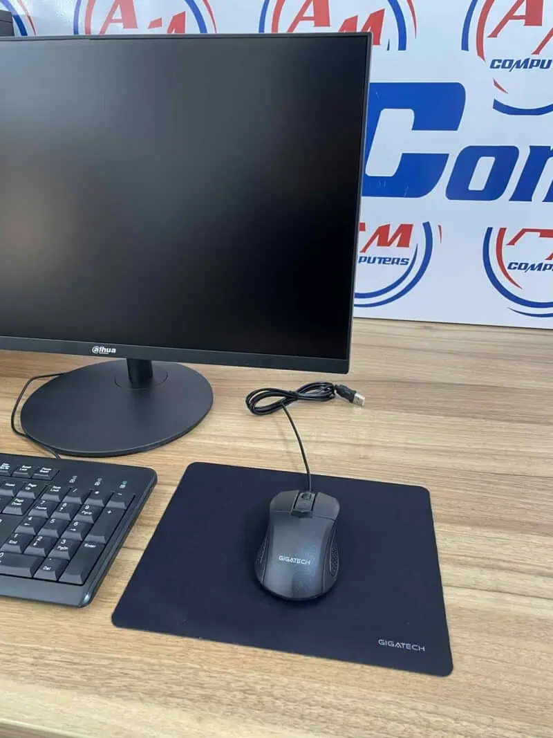 Računar, monitor, tastatura, miš i podloga
